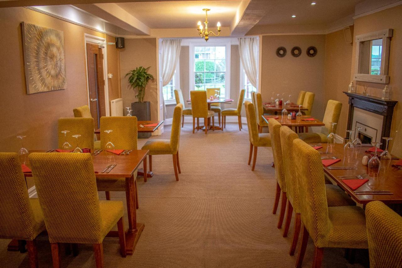 The Lion Hotel Llansantffraid-ym-Mechain Exteriör bild